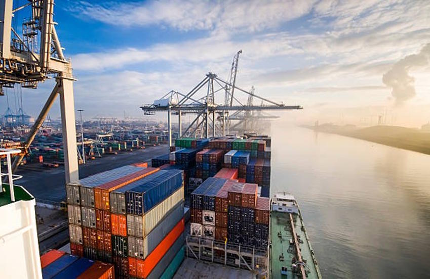 Puerto comercial con contenedores